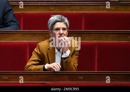 Paris, France. 17th janvier 2023. Sandrine Rousseau, adjointe à l'EELV, pendant une session de questions au gouvernement à l'Assemblée nationale à Paris sur 17 janvier 2023. Crédit : Victor Joly/Alamy Live News Banque D'Images