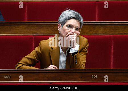 Paris, France. 17th janvier 2023. Sandrine Rousseau, adjointe à l'EELV, pendant une session de questions au gouvernement à l'Assemblée nationale à Paris sur 17 janvier 2023. Crédit : Victor Joly/Alamy Live News Banque D'Images