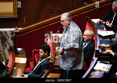 Paris, France. 17th janvier 2023. Le député Moetai Brotherson lors d'une session de questions au gouvernement à l'Assemblée nationale à Paris sur 17 janvier 2023. Crédit : Victor Joly/Alamy Live News Banque D'Images