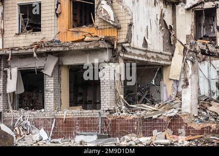 Dnipro, Ukraine. 17th janvier 2023. Un bâtiment résidentiel détruit à la suite d'une frappe de missiles il y a 4 jours est vu dans la ville ukrainienne de Dnipro sur 17 janvier 2023. Plus de 40 victimes, dont des enfants, ont été tuées lorsque le missile russe a rayé des bâtiments résidentiels samedi, ont déclaré les services d'urgence de l'Ukraine. Photo de Dnipropetrovsk State Administration/UPI. Crédit : UPI/Alay Live News Banque D'Images