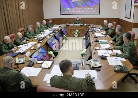 Moscou, Russie. 17th janvier 2023. Le ministre russe de la Défense, Sergei Shoigu, (contexte C ), parle lors d'une rencontre avec des officiers russes de haut niveau le mardi 17 janvier 2023. Photo par le Service de presse du Ministère de la Défense russe/UPI crédit: UPI/Alay Live News Banque D'Images