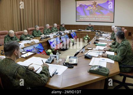 Moscou, Russie. 17th janvier 2023. Le ministre russe de la Défense, Sergei Shoigu, (contexte C ), parle lors d'une rencontre avec des officiers russes de haut niveau le mardi 17 janvier 2023. Photo par le Service de presse du Ministère de la Défense russe/UPI crédit: UPI/Alay Live News Banque D'Images