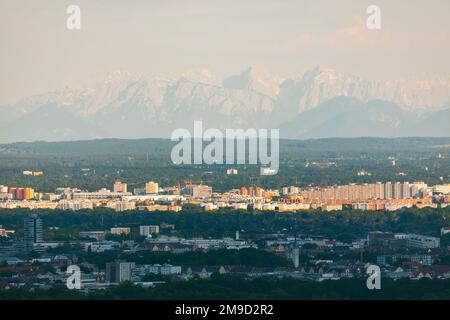 Vue aérienne de Munich avec les Alpes en arrière-plan . Allemagne paysage de la nature avec des montagnes Banque D'Images