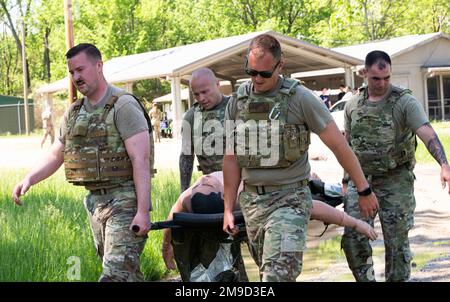 L’équipe de l’escadron 88th des forces de sécurité les “distributeurs de Kong” portent un mannequin grandeur nature lors du défi des défenseurs de la semaine de police de la base aérienne Wright-Patterson, à 16 mai 2022. Des équipes de toutes les bases ont testé leurs compétences mentales et physiques tout en participant à l'événement chronométré. Banque D'Images