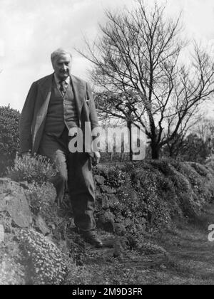 Ralph Vaughan Williams (1872-1958), compositeur anglais, dans la campagne autour de Dorking, Surrey. Banque D'Images