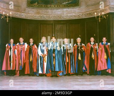 Photo de groupe du Prince Edward, duc de Kent et huit autres personnes, toutes en robes officielles, prenant part à un service de l'ordre du Bath à Westminster Abbey, Londres. Le Prince Charles a été installé comme Grand Maître de l'ordre du bain en mai 1975. Banque D'Images