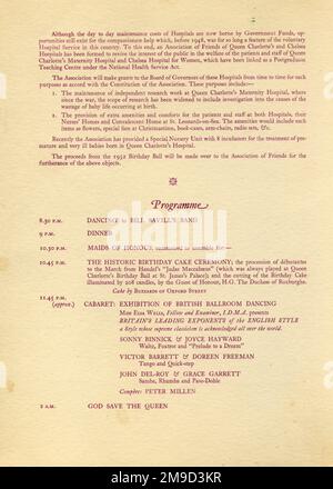 Programme pour le bal de la Reine Charlotte, page 2. Page du programme du bal de la Reine Charlotte, 1952 énumérant une partie de l'ordre de divertissement pendant la soirée. Le ballon, fondé par Lady Howard de Walden en 1925, a été le point culminant de la première saison du debutante. Les filles assisteraient vêtues de robes de balle blanches et un certain nombre serait choisi pour rouler dans un énorme gâteau, qui serait coupé par l'invité d'honneur, habituellement un membre de la pairie ou de la famille royale. L'inspiration de la balle est venue des jours de George III quand son consort, la reine Charlotte, aimait à avoir ses dames en attente en atte Banque D'Images