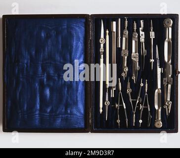 Boîte d'instruments de dessinateurs, y compris les séparateurs, les stylos à bille, les paires de compas, 1930s. Banque D'Images
