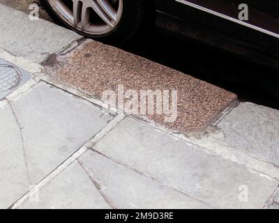 Le site de la pompe de Broad Street dont l'eau infectée a causé une épidémie de choléra en 1854 marquée par une pierre à affûter en granit rouge à Broadwick Street, Soho. Plusieurs centaines de vies ont été perdues. Le Dr John Snow, vivant localement et soupçonnant la contamination de l'eau de la pompe, a immobilisé la poignée pour empêcher son utilisation, contenant ainsi la maladie. Banque D'Images