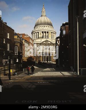 Cathédrale Saint-Paul, vue de Peters Hill, Millennium Bridge Approach, Londres, Angleterre. Banque D'Images