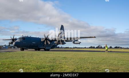 Un chef d'équipage de l'escadre des opérations spéciales de 353rd commande un MC-130J Commando II avant le décollage pendant l'exercice Teak Net 22 à la base aérienne de la Royal New Zealand Woodbourne, en Nouvelle-Zélande, au 16 mai 2022. Le personnel de maintenance a effectué des évaluations complètes de l'aéronef avant et après chaque sortie afin de maintenir des opérations de vol à un rythme élevé. Banque D'Images