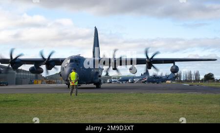 Un chef d'équipage de l'escadre des opérations spéciales de 353rd observe les vérifications préalables au vol du MC-130J Commando II au cours de l'exercice Teak Net 22 à la base aérienne de la Royal New Zealand Woodbourne, en Nouvelle-Zélande, au 16 mai 2022. Le personnel de maintenance a effectué des évaluations complètes de l'aéronef avant et après chaque sortie afin de maintenir des opérations de vol à un rythme élevé. Banque D'Images