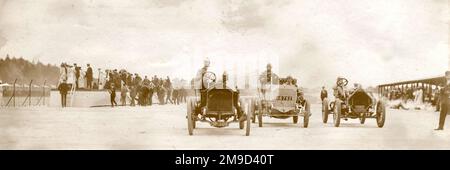 Brooklands, première rencontre - voitures au début de la course de plaques de Horsley en 1907. Banque D'Images