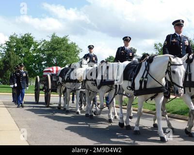 Les 3rd États-Unis Infanterie Regiment (la vieille garde) Honneur la garde escorte les restes du PFC. Michaux Turbeville, 31 ans, de Dillon, en Caroline du Sud, tués pendant la guerre de Corée, jusqu'à son service de cimetière national d'Arlington, sur 16 mai 2022. La Defense POW/MIA Accounting Agency a identifié les restes de Turbeville en 2021. (Photo de la défense par Ashley M. Wright) Banque D'Images