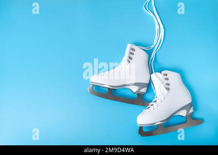 Patins à glace sur fond bleu Banque D'Images