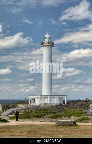 Les touristes se promèdent autour du phare de Cape Zanpa à Okinawa, au Japon Banque D'Images