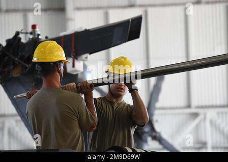 Les aviateurs du 920th Escadron de maintenance d'aéronefs déploient un hélicoptère HH-60G Pave Hawk après l'entraînement pour le charger sur un C-17 Globemaster III à la base de la Force spatiale Patrick, Floride, 16 mai 2022. (É.-U. Photos de la Force aérienne par le sergent d'état-major Darius Sostre-Miroir) Banque D'Images