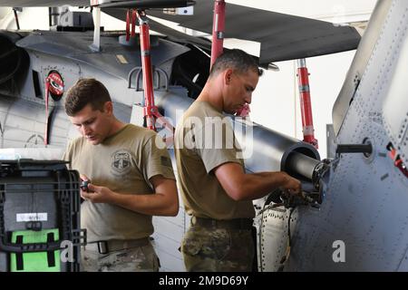 Les aviateurs du 920th Escadron de maintenance d'aéronefs déploient un hélicoptère HH-60G Pave Hawk après l'entraînement pour le charger sur un C-17 Globemaster III à la base de la Force spatiale Patrick, Floride, 16 mai 2022. (É.-U. Photos de la Force aérienne par le sergent d'état-major Darius Sostre-Miroir) Banque D'Images