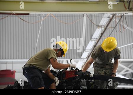 Les aviateurs du 920th Escadron de maintenance d'aéronefs déploient un hélicoptère HH-60G Pave Hawk après l'entraînement pour le charger sur un C-17 Globemaster III à la base de la Force spatiale Patrick, Floride, 16 mai 2022. (É.-U. Photos de la Force aérienne par le sergent d'état-major Darius Sostre-Miroir) Banque D'Images