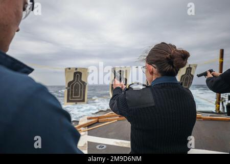 MER DES PHILIPPINES (16 mai 2022) l'enseigne Megan Reardon, de Columbia, en Caroline du Sud, tire un pistolet M9 sur le pont de vol du destroyer à missiles guidés de classe Arleigh Burke USS Benfold (DDG 65) lors d'un tir de familiarisation avec les armes de l'équipage. Benfold est affecté au Commandant de la Force opérationnelle (CTF) 71/Destroyer Squadron (DESRON) 15, le plus grand DESRON déployé à l’avant de la Marine et la principale force de surface de la flotte américaine 7th. Banque D'Images