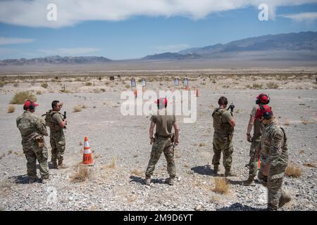 Les aviateurs de la Force aérienne des États-Unis affectés à la 432nd Wing/432nd Air Expeditionary Wing, se préparent à tirer leur cible d'entraînement lors d'une compétition de tir pendant la semaine de police au champ d'essai et d'entraînement du Nevada, Nevada, 16 mai 2022. La semaine de la police a lieu chaque année pour honorer les agents de l'application de la loi qui ont perdu la vie dans l'exercice de leurs fonctions, ainsi que les agents qui servent et protègent leur communauté. Banque D'Images