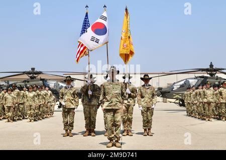 Le lieutenant-colonel Ian Benson, commandant de l'escadron 5th, 17th Cavalry Regiment, se tient avant la formation de l'unité nouvellement activée. Banque D'Images