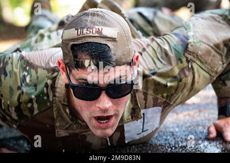 Un Airman affecté à la 20th Fighter Wing effectue des retouches lors du défi des défenseurs à la base aérienne de Shaw, en Caroline du Sud, en 17 mai 2022. L'escadron 20th des forces de sécurité a mis en place de multiples événements tout au long de la semaine pour honorer la semaine nationale de la police. Banque D'Images