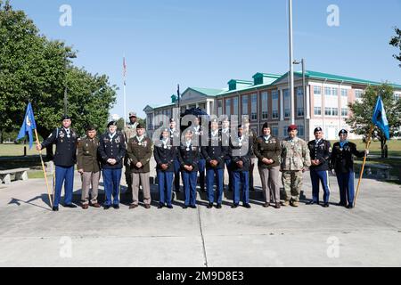 Des soldats de la Division d'infanterie de 3rd posent pour une photo de groupe lors d'une cérémonie d'initiation au Club Murphy Sergent Audie à fort Stewart, en Géorgie, en 17 mai 2022. Il s'agit de la première cérémonie d'initiation de la SAMC que l'ID 3rd a organisée depuis le début de la pandémie COVID-19. Être intronisé à la SCEA indique qu'un officier non commissionné a fait preuve des normes d'excellence les plus élevées. Banque D'Images