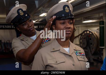 220518-N-SI601-1088 YOKOSUKA, Japon (18 mai 2022) LaSandra Garcia, administratrice principale en chef de l'entretien de l'aviation, reçoit sa nouvelle couverture combinée de la spécialiste principale en logistique Georgette Spaulding, lors d'une cérémonie de brochage d'un maître chef de la petite-ère et chef de la petite-ère principale dans la piste des États-Unis Le seul porte-avions déployé par l’avant de la Marine USS Ronald Reagan (CVN 76). Au cours de la cérémonie, quatre nouveaux maîtres-chefs et 20 nouveaux officiers supérieurs ont été épinglés par des amis et des membres de la famille. Ronald Reagan, le navire amiral du Carrier Strike Group 5, fournit une co Banque D'Images