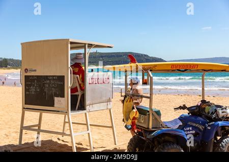 Sauvetage en surf à Palm Beach Sydney à l'été 2023, tour de refuge et véhicule de surf des sauveteurs, Sydney, Nouvelle-Galles du Sud, Australie Banque D'Images