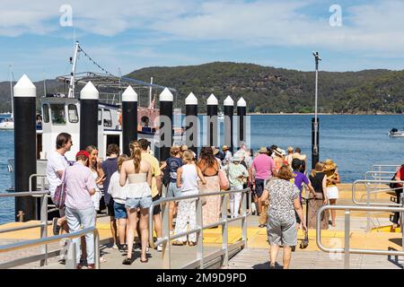 De Palm Beach au traversier de groupe de la baie de Patonga, appelé Merinda 11, quitte le quai de Palm Beach Pittwater, Sydney, Nouvelle-Galles du Sud, Australie Banque D'Images