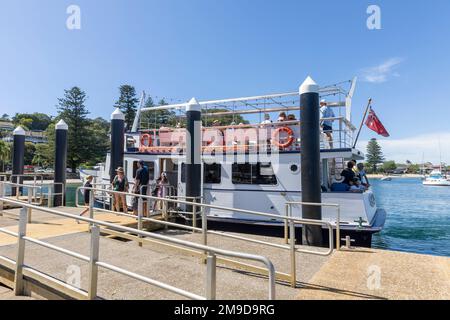 De Palm Beach au traversier de groupe de la baie de Patonga, appelé Merinda 11, quitte le quai de Palm Beach Pittwater, Sydney, Nouvelle-Galles du Sud, Australie Banque D'Images