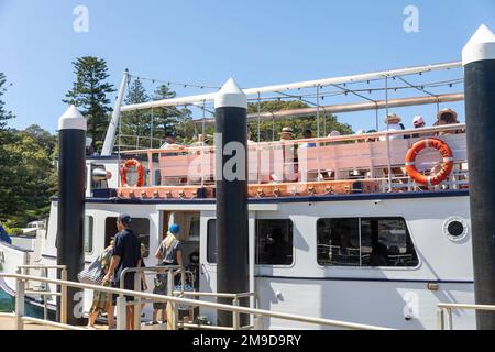 De Palm Beach au traversier de groupe de la baie de Patonga, appelé Merinda 11, quitte le quai de Palm Beach Pittwater, Sydney, Nouvelle-Galles du Sud, Australie Banque D'Images