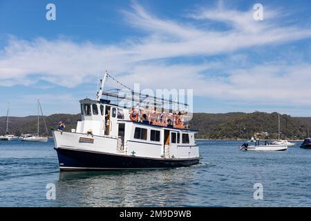 De Palm Beach au traversier de groupe de la baie de Patonga, appelé Merinda 11, quitte le quai de Palm Beach Pittwater, Sydney, Nouvelle-Galles du Sud, Australie Banque D'Images