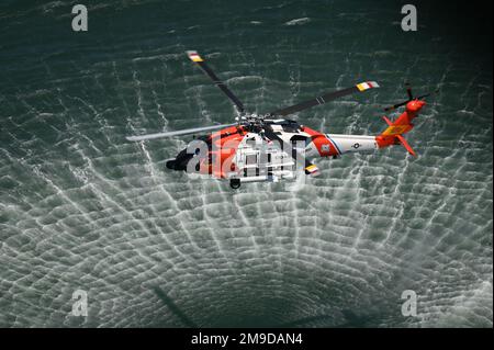 L'équipage à bord d'un MH-60 Jayhawk de la station aérienne Elizabeth City survole l'océan Atlantique pendant l'exercice de recherche et de sauvetage conjoint, 17 mai 2022, près d'Ocean City, Maryland. L'exercice de recherche et de sauvetage est un événement annuel qui prépare la Garde côtière, la Marine et la Force aérienne à des situations de recherche et de sauvetage qui peuvent se produire et qui nécessitent une coordination entre les services. Banque D'Images