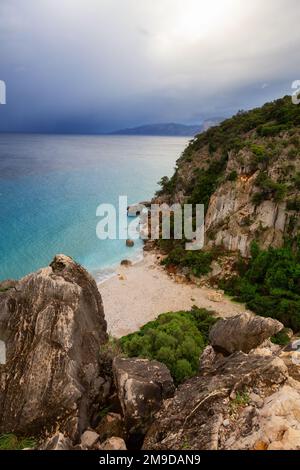 Plage de sable sur une côte rocheuse près de Cala Gonone, Sardaigne. Banque D'Images