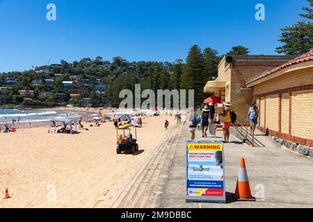 Palm Beach Sydney Australie surf sauvetage volontaires voler UAV drones aériens pour repérer et identifier les requins dans l'océan, signaux d'avertissement conseils, Sydney Banque D'Images