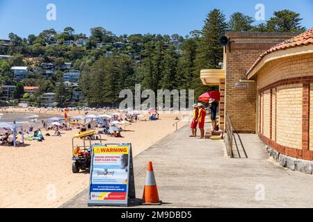 Palm Beach Sydney Australie surf sauvetage volontaires voler UAV drones aériens pour repérer et identifier les requins dans l'océan, signaux d'avertissement conseils, Sydney Banque D'Images