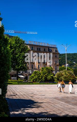 Vue sur la rue et le lac de Côme à l'extrémité sud du lac de Côme, dans le nord de l'Italie Banque D'Images