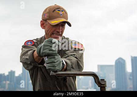 220516-N-DP708-1027 SAN DIEGO (16 mai 2022) le capitaine Ryan Jackson, dirigeant du porte-avions de la classe Nimitz USS Carl Vinson (CVN 70), fait tourner les engrenages pour soulever et enlever un catapulte d'avion sur le pont de vol, 16 mai. Vinson est actuellement à pierside dans son homeport de San Diego. Banque D'Images