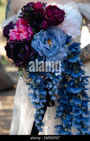 peonis magenta, bleu et rose avec glycine - gros plan des fleurs de la mariée Banque D'Images