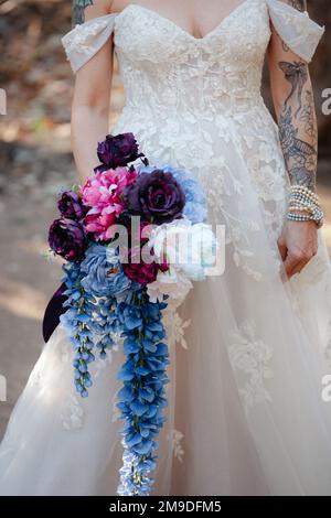 peonis magenta, bleu et rose avec glycine - gros plan des fleurs de la mariée Banque D'Images