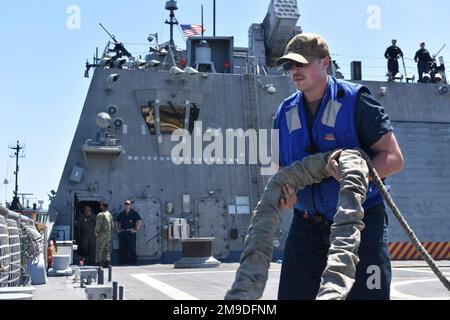 220517-N-N3764-1006 PONCE, Porto Rico - (17 mai 2022) -- Mineman 2nd classe Kevin Carpenter jette de la ligne de remorqueurs pendant la mer et les détails d'ancrage à bord du navire de combat littoral Freedom-variant USS Billings (LCS 15), alors que le navire part Ponce, Porto Rico, 17 mai 2022. Billings est déployé dans la zone d’opérations de la flotte américaine 4th afin d’appuyer la mission de la Force opérationnelle interagences conjointe Sud, qui comprend des missions de lutte contre le trafic de drogues illicites dans les Caraïbes et le Pacifique oriental. Banque D'Images