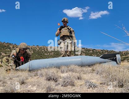 Le sergent d'état-major Sean Splittstoesser (à gauche) et le SPC Tyler Orvik (à droite) techniciens chargés de l'élimination des munitions explosives affectés au 303rd Ordnance Battalion (EOD), basé à la caserne Schofield, à Hawaï, lors de leur reconnaissance de munitions multiples pour l'équipe de l'année de l'élimination des munitions explosives (EOD), à fort Carson Toy, le 15-19 mai Colorado. La compétition de l'équipe de l'année est l'occasion pour les techniciens chargés de l'élimination des munitions explosives de faire face à des scénarios difficiles et d'évaluer leur aptitude physique, leurs compétences techniques et tactiques ainsi que leurs capacités d'intervention. Banque D'Images