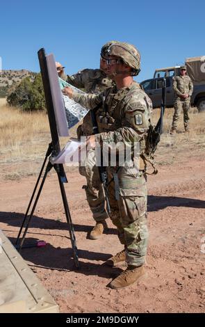 Le sergent d'état-major Sean Splittstoesser (avant gauche) et le SPC Tyler Orvik (arrière gauche) techniciens chargés de l'élimination des munitions explosives (EOD) affectés au 303rd Ordnance Bataillon (EOD), basé à Schofield Barracks, Hawaii, passent en revue leur reconnaissance de munitions multiples lors de la compétition d'élimination des munitions explosives (EOD) de l'équipe de l'année (EOD) de fort Carson Toy, le 15-19 mai Colorado. La compétition de l'équipe de l'année est l'occasion pour les techniciens chargés de l'élimination des munitions explosives de faire face à des scénarios difficiles et d'évaluer leur aptitude physique, leurs compétences techniques et tactiques ainsi que leurs capacités d'intervention. Banque D'Images