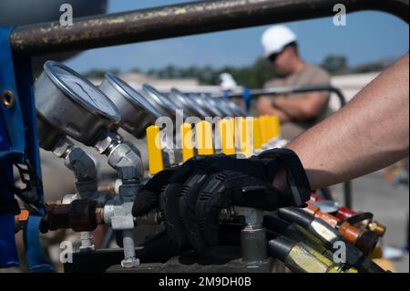 Les aviateurs de l’escadre des opérations spéciales 193rd de la Garde nationale aérienne de Pennsylvanie et de l’escadron de maintenance des opérations spéciales 1st utilisent un collecteur d’air lors d’un ascenseur d’aéronef sur 17 mai 2022, à Hurlburt Field, en Floride. Un collecteur d'air est utilisé pour remplir les sacs avec de l'air qui soulève l'avion statique du sol. Banque D'Images
