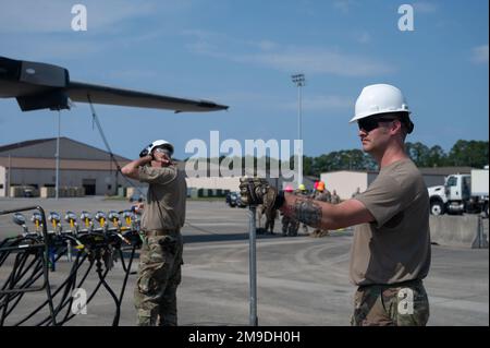 Des aviateurs de l’escadre des opérations spéciales 193rd de la Garde nationale aérienne de Pennsylvanie et de l’escadron de maintenance des opérations spéciales 1st participeront à un exercice d’entraînement conjoint pour soulever un MC-130H sur 17 mai 2022, à Hurlburt Field, en Floride. Cet événement de formation a démontré la capacité d'effectuer un levage d'avion dans des circonstances où l'équipement traditionnel peut ne pas être disponible. Banque D'Images