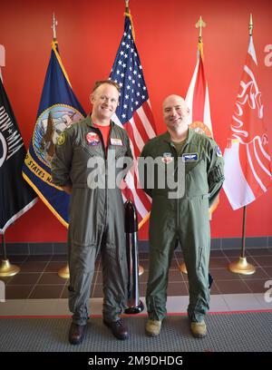 ÉTATS-UNIS Bleu marine Brian X. Conlan, commandant de l'escadron de patrouille sans pilote 19 (VUP-19) et des États-Unis Le lieutenant-colonel Michael Dunn de la Force aérienne, directeur des opérations de l'escadron de reconnaissance 348th, pose pour une photo lors du sommet conjoint de l'entreprise de collaboration interagences sans pilote à la base aérienne navale de Jacksonville, Floride, 17 mai 2022. Les membres du service et les affiliés du DoD se sont réunis à NAS Jacksonville pour le JUICE Summit 16-17 mai 2022. Banque D'Images