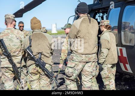 Des membres du quartier général et du quartier général de la Garde nationale de l’Armée de l’Idaho, 1st du Régiment d’artillerie de campagne 148th, ont effectué des évacuations médicales aériennes et des traitements de victimes, ainsi que des membres du détachement 1, Compagnie Golf, 1st du Bataillon de l’aviation de soutien général 168th du Centre d’entraînement au combat d’Orchard, en mai 17. Banque D'Images