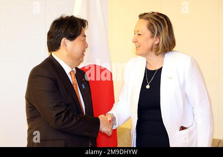 Tokyo, Japon. 18th janvier 2023. La ministre britannique des Affaires étrangères et du Commonwealth Anne-Marie Trevelyan (R) tremble la main sur le ministre japonais des Affaires étrangères Yoshimasa Hayashi (L) avant de s'entretenir mercredi au bureau de Hayashi à Tokyo, au 18 janvier 2023. Credit: Yoshio Tsunoda/AFLO/Alay Live News Banque D'Images